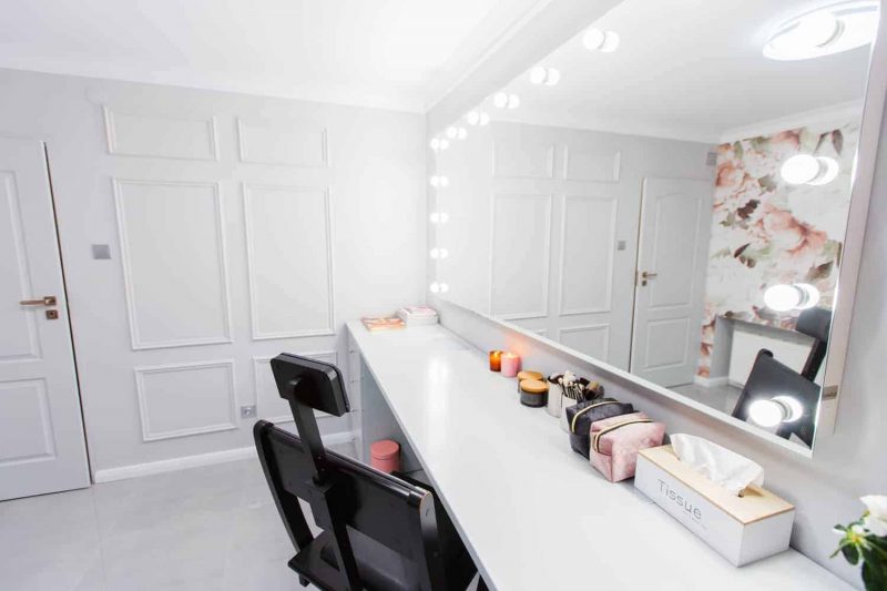 Duże lustro z żarówkami w Wonderland Atelier wizażu